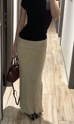 Beige Maxi Skirt Outfit, A Skirt, Modest Fashion Outfits, Looks Chic, Lookbook Outfits, Looks Vintage, Elegant Outfit, Modest Outfits