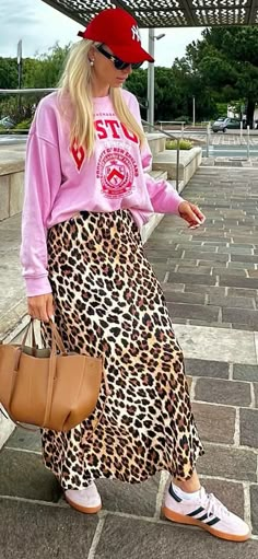 Street Style 2024 Spring Spunky Outfits, Rome Outfits, Cheetah Skirt, Leopard Print Outfits, Casual Outfit Inspiration, Fashion Mistakes, Pink Outfits, Basic Outfits, Edgy Outfits