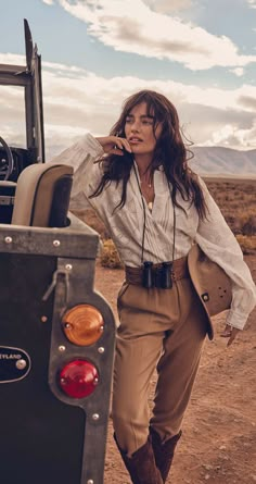 Lookbook Printemps 2022 Desert Aesthetic Fashion, Out Of Africa Style, Adventurer Costume, Safari Outfit Women, Africa Safari Clothes, Explorer Costume, Safari Costume, Nature Outfits, Safari Photography