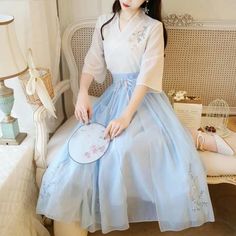 Modern Chinese Dress, Trousers Women Outfit, Pretty Maxi Dress, Traditional Asian Dress, Royal Clothes, Fantasy Dresses, Korean Fashion Dress, فستان سهرة