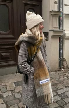 Winter Ootd Cold, Ootd Cold Weather, Casual Outfits Oversized, Bonnet Outfit, Acne Scarf, Winter Hat Outfit, Acne Studios Scarf, Coat Ootd, Ootd Outfit Ideas