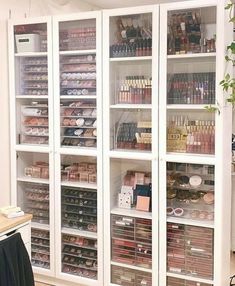 Beauty Closet Organization, Preppy Vanity, Vanity Essentials, Makeup Studio Decor, Rangement Makeup, Penyimpanan Makeup, Makeup Beauty Room, Makeup Collection Goals, 2025 Goals