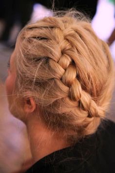 Find out how to master the art of the halo hairstyle and transform your hair into a beautiful and elegant statement. Boho Tutorial, Boho Short Hair, Box Braids Boho, Tree Braids Hairstyles, Short Hair Makeup, French Braids Tutorial, Boho Box Braids, Hippie Braids