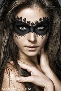 DIY Halloween Makeup : painted mask Extreme Make-up, Raccoon Mask, Carnaval Make-up, Painted Mask, Halloween Make-up Looks, Halloweenský Makeup, Party Make-up, Halloween Makeup Diy, Cool Halloween Makeup