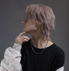 Long Emo Hair Men, Guy With Spiky Hair, Chifuyu Haircut, Wolfcut Back View, Male Jellyfish Haircut, Jellyfish Haircut Men, Gender Neutral Hairstyles, Wolfcut Men, Wolfcut Hair Men