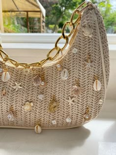 Crochet Bag Outfit, Crochet Fashion Trends, Sac Diy, Diy Bag Designs, Crochet Business, Girly Bags, Fancy Bags, Pretty Bags, Beaded Bags