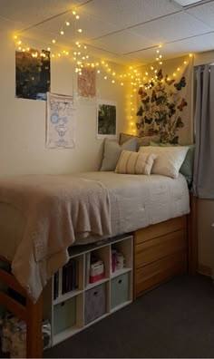 Butterfly dorm room boho Forest Dorm Room, Dorm Inspo Green, Washu Dorm, College Dorm Room Ideas Cozy, Dorm Set Up Layout, Double Dorm Room Ideas, Dorm Room Mirror, Cozy Dorm Room Aesthetic, Dorm Inspo Cozy