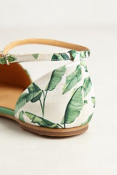 #tropical #prints Leaf Sandals, Elegant Summer Slip-on Pointed Toe Flats, Casual Green Pointed Toe Flats, Summer Green Slip-on Flats, Summer Floral Embroidery Slip-on Flats, Printed Flats, Mode Shoes