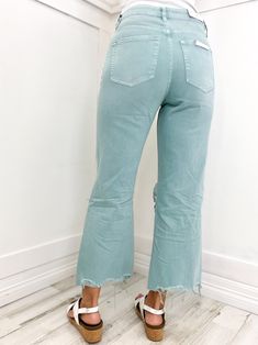 Get the ultimate '90s vintage vibe with these Vervet Super Fly cropped jeans! Made from non-stretch denim, they feature a high waist, relaxed legs, and a flare jean style for a retro look. The distressed details are a throwback to the grunge era, and the cropped length adds a modern twist. With a wide leg and an authentic rigid jeans texture, these vintage jeans are sure to turn heads. 100% cotton Jeans Texture, Flare Jeans Style, Super Fly, Cropped Flare Jeans, Cropped Flares, Vintage Vibe, Retro Look, Vintage Vibes, Vintage Jeans