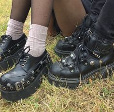 Shoes And Socks, Goth Gf, Goth Shoes, Trad Goth, Dr Shoes, Estilo Punk, Aesthetic Shoes, Doc Marten Oxford, Dream Shoes