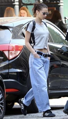 Lowrise Jeans Outfits, Bella Hadid Street Style, Walking Down The Street, Emma Chamberlain, Hadid Style, Neue Outfits, Family Planning