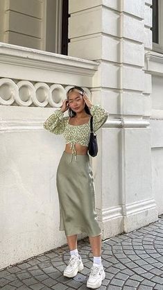 Birthday Outfit Casual Spring, Spring Outfits 2023 Feminine, Midi Outfits Skirt, Skirts Summer 2023, Trending Skirt Outfits, Casual Birthday Outfit Summer, Running Sneakers Outfit, Mid Skirt Outfits, Satin Skirt Outfit