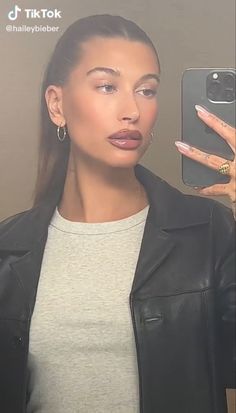 Hailey Bieber Makeup Natural, Hailey Bieber Lip Liner, Hailey Bieber Lip Combo, Rhode Hailey Bieber, Hailey Bieber Lips, Hailey Bieber Nails Brown, Hailey Bieber Makeup Looks, Hailey Bieber Hairstyles, Hailey Beiber Nails Trend