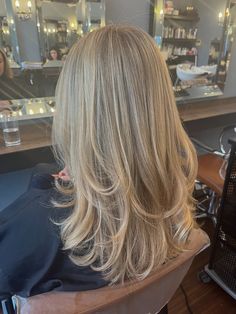 Blonde Layered Highlights, Fine Hair Haircuts Blonde, Natural Blonde Layered Hair, Haircuts Women Long Layers, Middle Of Back Hair Length With Layers, Medium Length Blonde With Layers, Medium Length Blonde Haircut With Layers, Straight Blonde Hair Layers, Light Layers Blonde Hair