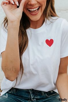 Fisdy - Camiseta con estampado de corazones de San Valentín - Romántica y con estilo Matching Couple Shirts, Heart Tee, Heart Sweater, Embroidered Heart, Heart Shirt, Valentines Day Shirts, Heart Pattern, Valentines Shirt, Valentine Heart