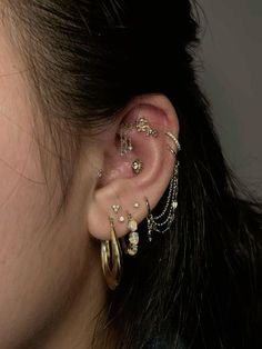 Piercing Ideas With Industrial, Earing Stack Ideas, Helix Jewelry Ideas, Ear Piercing Ideas With Industrial, Dainty Industrial Piercing, Cool Piercing Ideas, Industrial Piercing Aesthetic, Small Piercings, Cool Piercing