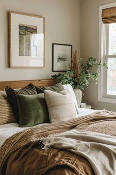 Cozy Bedroom Earthy, Bedroom Inspo Vintage Modern, Airy Cozy Bedroom, Earthy Bedding Ideas, Neutral Earth Tone Bedroom, Tan Green Bedroom, Earthy Tone Home, Earth Tone Home Decor, Earthy House