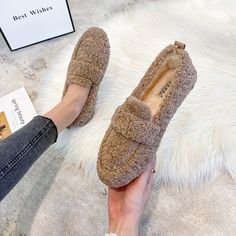 Women's Warm & Comfortable Plush Fur Loafers Shoes, Round Toe, Versatile, Flat Heel, Soft Bottom, Driving Shoes, Winter Heel: Flat Popular Elements: Fur Upper Material: Revlet Features: Warmth . Wear Resistance Color: Black . Khaki . White Note: Our shoes use European size or foot length as the size standards . please choose the size base on them. White Snow Boots, Warm Snow Boots, Brown Heels, Slipper Shoes, Casual Flats, Outdoor Shoes, Outdoor Wear, Belleza Natural, Outfit Casual