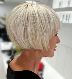 Ear Length Layered Pixie Bob for Over 50 with Thin Hair Bobbed Hairstyles, Babylights Highlights, Blonde Babylights, Youthful Hairstyles, Modern Bob Hairstyles, Shoulder Length Bob Haircut, Haircut Bob