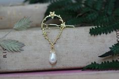 "This is a stunning little barrette, decorated with an intricate floral wreath, along with a dangling teardrop shaped pearl, all soldered on top of a high quality flat hair clip soldered to the back. * Comes wrapped in a beautiful gift bag. * Could be requested in either 14k gold, rose gold or silver plated brass. Dimensions: the length is approximately 1\" wide and 2.5\" long. For updates, new products, one-of-a-kind's, special offers and more- like me on Facebook: https://www.facebook.com/avig Wedding Hair Pin, Silver Bridal Jewellery, Pearl Barrette, Boho Leaves, Flat Hair, Pearl Hair Clip, Wedding Hair Pins, Laurel Wreath, Pearl Hair