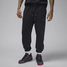 We've put a cozy spin on a Jordan must-have. Smooth on the outside and brushed soft on the inside, these midweight fleece sweats are all about comfort. Plus, an elastic waistband with drawcord makes finding your perfect fit easy. Black Jordans, Fleece Sweatpants, Fleece Pants, Fleece Joggers, Cotton Fleece, Pants Black, Nike Jordan, Mens Trousers, Mens Sweatpants