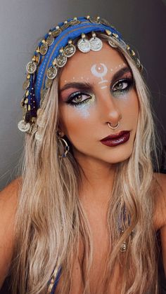 Tarot Teller Costume, Fortune Teller Make Up, Romani Make Up, Costume Romani, Romani Makeup, Gypsycore Makeup, Witchy Halloween Makeup, Fortune Teller Fancy Dress