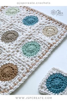 a crocheted rug with different colored circles on the top and bottom is shown