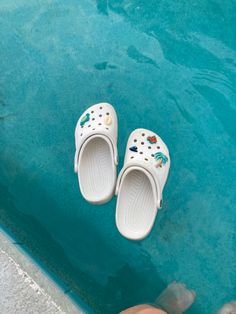 White Crocs Jibbitz Aesthetic, Croc Jibbitz Ideas White Crocs, Crocs Jibbitz Ideas Beach, Preppy Croc Gibbets, Preppy Crocs Aesthetic, Preppy Croc Jibbitz, Preppy Outfits With Crocs, Crocs Astethic