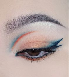 Graphic Liner Looks For Hooded Eyes, Christmas Graphic Eyeliner, Creative Eye Makeup Ideas, Cool Eye Makeup, Artsy Makeup Look, Rave Makeup, Ethereal Makeup