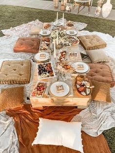 When the sun comes out, outdoor dining is immediately on the menu. Curate your perfect al fresco entertaining space with these easy design ideas Couple Picnic, Beach Picnic Party, Outdoor Dinner Party, Backyard Dinner Party, Aesthetic Picnic, Picnic Birthday Party, Picnic Theme, Deco Champetre, Picnic Aesthetic