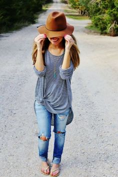 Distressed Jeans + Felt Hat Inspiration Dress, Fashion And Style, Weekend Wear, Felt Hat, Mystery Box, Hippie Style, Look Cool, Style Ideas, Flare Pants