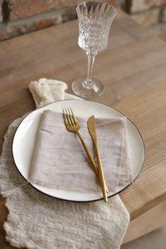 Dinner Napkins Table Centerpiece / Boho Wedding Cloth Napkins / Cotton Bridal Napkins / Hand Dyed Beige Napkins with Fringes by LovelyHeartThings on Etsy Bridal Napkins, Boho Wedding Centerpieces, Wedding Reception Napkins, Handmade Napkins, Napkins Wedding, Fabric Napkin, Stylish Tables, Wedding Decor Elegant, Cloth Dinner Napkins