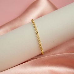 Pulseira Elo Português Estilo Clássica Banhado a ouro18k  Sucesso em vendas é essa Pulseira Feminina composto em elos português, uma peça clássica para todas as mulheres com poder de impactar seu visual deixando sua produções mais encantadoras e lindas, Proporcionando uma composição fashion e cara de rica, clique ao lado para comprar Pulseira Elo Português simples Semijoia banhada a ouro18k, e garanta um estilo clássico e elegante da moda. são peça limitada aqui na Simonatto Joias       Dados Técnicos    Pulseira Clássica, Pulseiras elos português dourado , Pulseira Ajustável  0,5 milímetro de espessura  20 cm da corrente da Pulseira  Fecho Lagosta  BOX PL 13 20 Cm