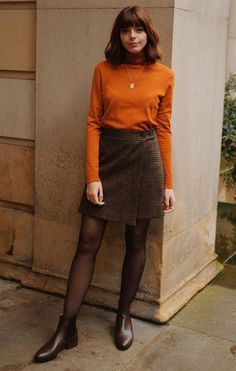 Retro Jumper Outfit, Brown A Line Skirt Outfits, Sassy Chic Outfits, Fall Skirt Fashion, Potluck Outfit, Soft Academia Outfits, Date Night Looks Classy, Brown Skirt Outfit Aesthetic, Brown And Orange Outfit