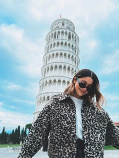 Italy aesthetic photo outfit Italy Ideas Photo, Pisa Italy Photography, Pisa Italy Outfit, Pisa Picture Ideas, Pisa Outfits, Pisa Italy Poses, Pisa Tower Photo Ideas, Firenze Photo Ideas, Pisa Photo Ideas