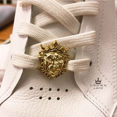 Lion Crown Shoelace Charm Includes 2/ A pair Size: 25mm x 25mm x 1mm    Material: Enamel Great way to make your shoes POP! Time to walk in style! Ready to ship! Shoelace Charms, Shoelace Charm, Lion Crown, Panda Jewelry, Panda Shoes, Lion Jewelry, Snowflake Jewelry, Panda Gifts, Princess Gifts