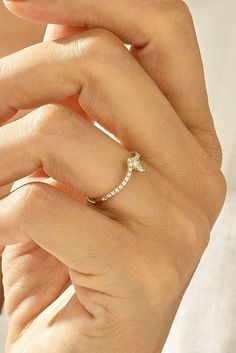 The Majestic Curve Ring is an excellent alternative to classic rings for those who want to accentuate their uniqueness. Classic Rings, Classic Ring