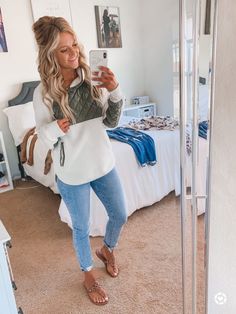 Fall Cropped Jeans Outfit, Outfit Ideas With Blue Jeans, Shy Outfits, Teacher Clothing, Lady Decluttered, Casual Outfit Ideas, Mama Style, Jeans Outfit, Indie Fashion