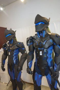 two mannequins dressed in blue and black armor, standing next to each other