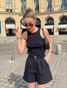 Black Linen Shorts Outfit, Scandi Fashion, Samba Outfit, Look Adidas, Summer Shorts Outfits, Summer Work Outfits, Elegante Casual, Paris Outfits, Summer Fashion Trends