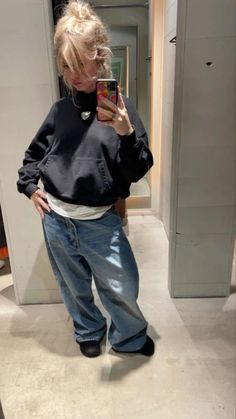 Baggy Fit Aesthetic, Cute Baggy Winter Outfits, 90s Lounge Outfits, Baggy Clean Outfit, Easy Baggy Outfits, Baggy Y2k Outfits Girl, Baggy Outfit Hairstyle, Blue Jeans Baggy Outfit, Baggy Leggings Outfit