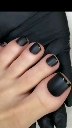 Pedicure Short Toenails, Pedicure Ideas Halloween, October Pedicure Ideas, Black Gel Toe Nails, Black French Toe Nails, Black French Tip Toenails, Black Toes Polish, Pedicure Black Toenails