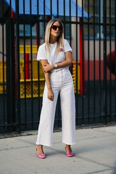 White Denim Outfit, Blazer Off White, Where Did The Time Go, White Wide Leg Jeans, White Jeans Outfit, Elegante Casual, Spring Style