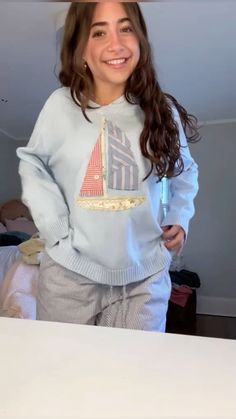 Sewed Sweatshirt, Embroidered Sweatshirt Diy, Patchwork Crewneck, Demetra Dias, Vibe Outfits, Prep Outfits, Sweatshirt Diy