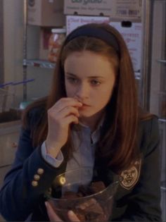 Rory Gilmore Hair, Painter Photography, Gilmore Girls Outfits, Team Logan, Naomi Scott, Alexis Bledel, Headband Outfit, Famous Girls, Rory Gilmore