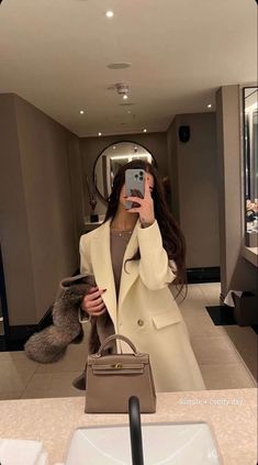 Luxury Girl, Rich Women, Women Lifestyle, Mode Inspo, A Mirror, Elegant Outfit, Aesthetic Girl, Luxury Lifestyle