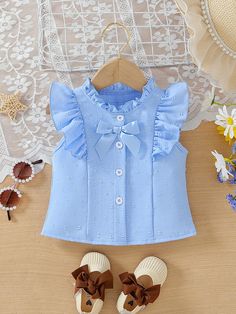 Camisa de bebé para niña romántica y elegante con ribete de volantes, decoración de lazo y botones en la parte delantera Azul   sin mangas Tela Liso Blusa No-Elástico  Baby Girls Clothing, size features are:Bust: ,Length: ,Sleeve Length: Tops For Baby Girl, Baby Girl Dress Design Kids Fashion, Girl Baby Top Design, Baby Girl Kurti Designs Latest, Baby Girl Frocks Summer, Baby Girls Tops, Kids Dress Collection, Kids Blouse, Kids Frocks Design