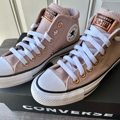 The Neutral Blush Is Elevated By Rose Gold Details For A Elegant Touch. So Cute And Chic! Converse Bling Shoes, Rose Gold Converse, Converse Mid Tops, Converse Chuck Taylor 2, Gold Converse, Cool High Tops, Off White Converse, High Top Converse Outfits, Converse Aesthetic