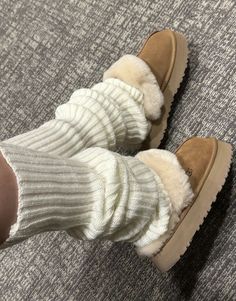 Flared Legging Outfit, Slippers Outfit, Flared Leggings, Ugg Slippers, Winter Aesthetic