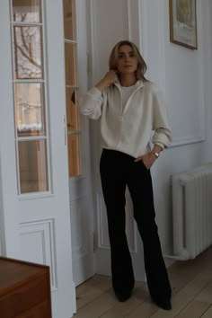 Silky Pants Outfit, Christmas Eve Outfit Women, Corporate Fashion Office Chic, Casual Neutral Outfits, Silky Pants, Nyc Fits, Winter Work Wear, Stylish Fall Outfits, Corporate Fashion